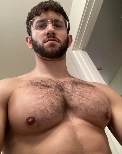 Thumbnail Celebrating Masculinity: leolyons_94 Shows off Impressive Chest