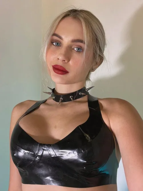 Thumbnail BarbieEvelina Shimmers in Latex Top Display in ShinyPorn Category