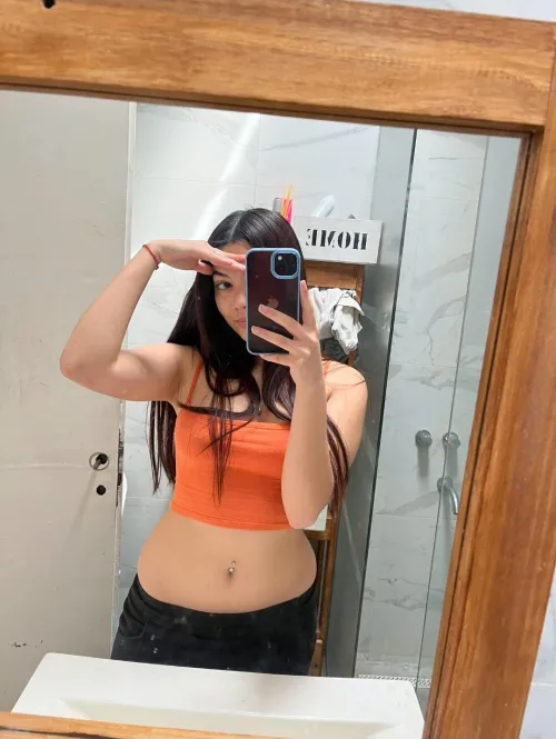 Thumbnail cutebaddiee Captures a Stylish Bathroom Pic in Croptopgirls