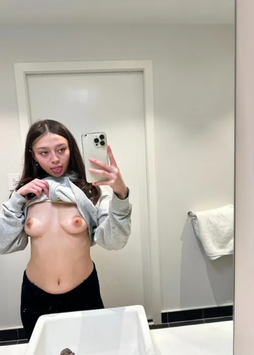 Thumbnail Sensual Inquiry: does this turn you on on MirrorSelfie