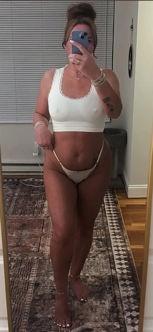 Thumbnail ItsPresley's Hot MILF Sales on Snap & Telegram