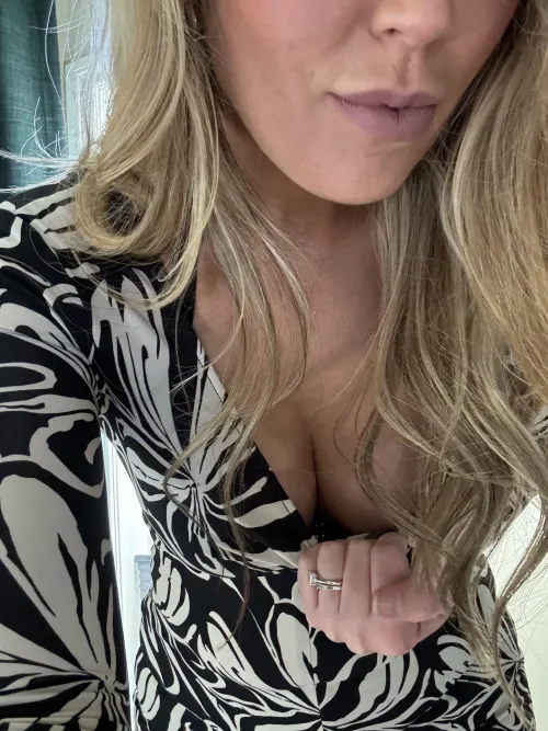 Thumbnail Downblouse Show: I'll Give Quite the Show at the Office Today