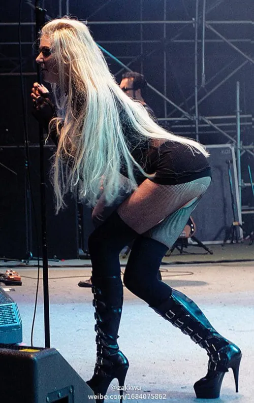 Thumbnail Taylor Momsen: Exploring the Latest CelebrityButts Craze