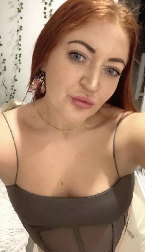 Thumbnail Classy Selfie: Gingerbelleboo Radiates Elegance