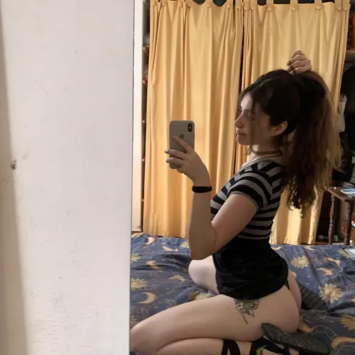 Thumbnail Feeling Good in That Pose: Katyiah's Booty Reveal