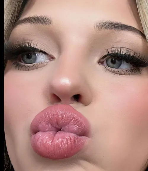 Thumbnail Loren Gray Pt5: Dive into the World of Pouting with g0o_o0g