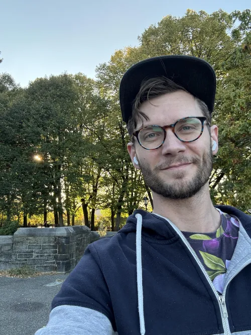 Thumbnail Pentirei Enjoys Long Autumn Walks in Gaybrosgonemild Fashion