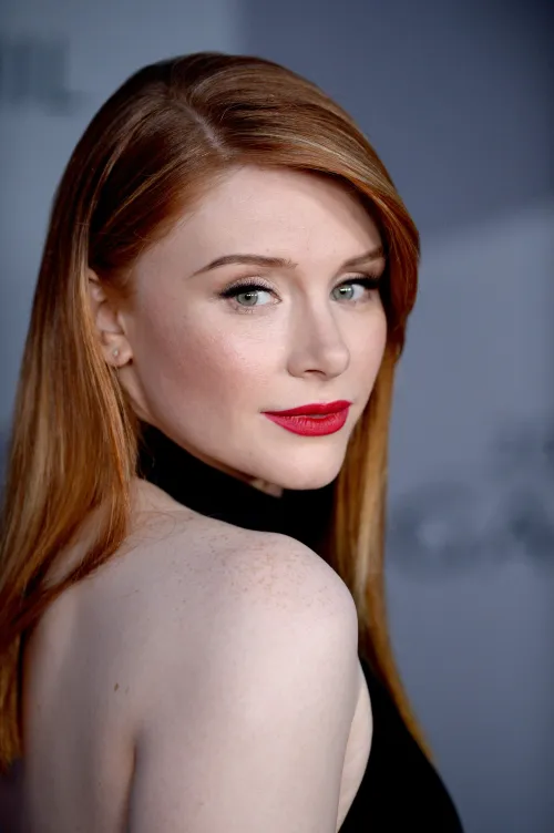 Thumbnail Enjoy Bryce Dallas Howard's Elegance on gentlemanboners