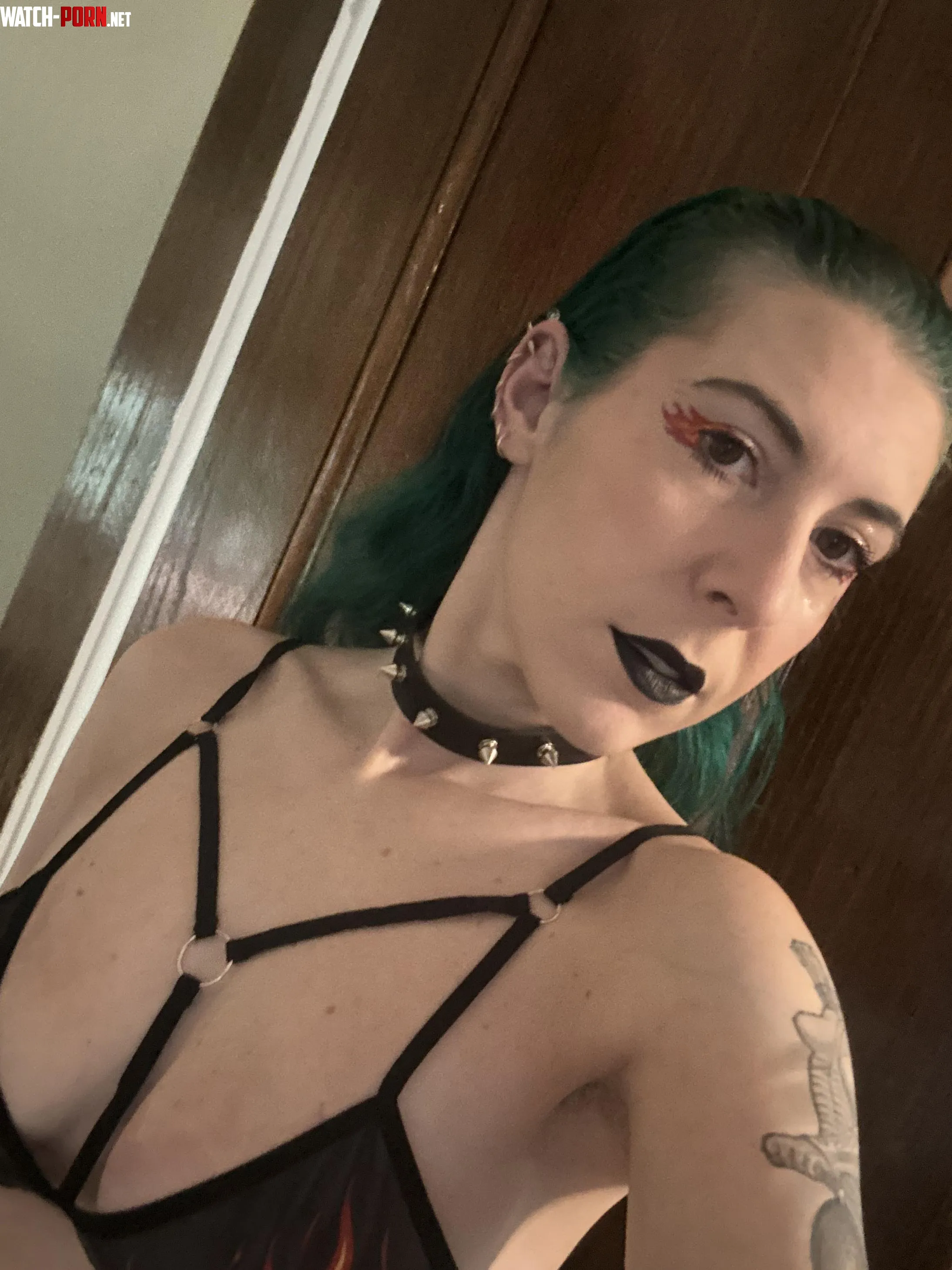 Goth girl cleavage by sirenskiss3