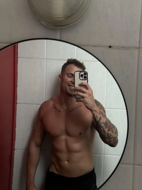 Thumbnail Ready for the Weekend - gay_husband92 Gym Selfie