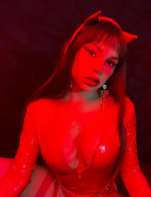 Thumbnail Elegance in red: Shining outfit beauty | DakotaGF | ShinyPorn