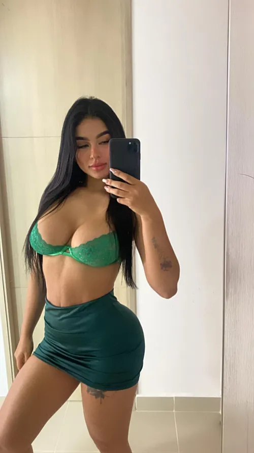 Thumbnail GlobetrotterGlam's Colombian MirrorSelfie Magic