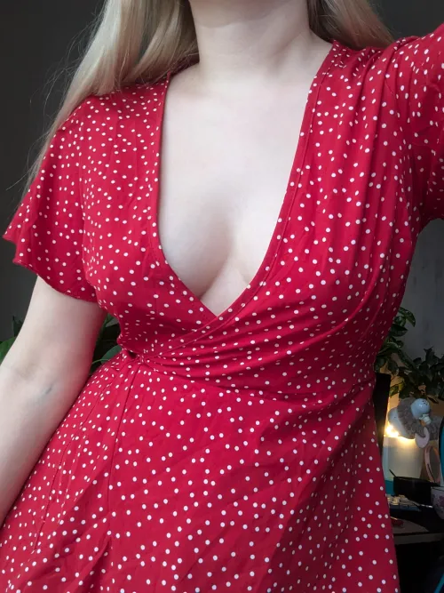 Thumbnail Pixiiie_chloe: Baring It All in a Braless Dress