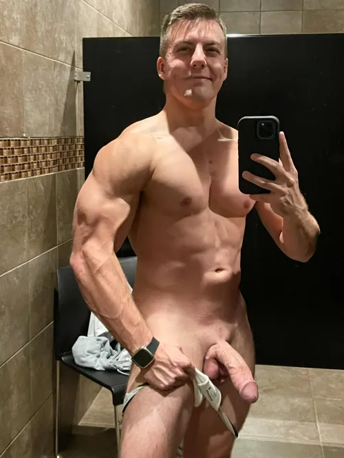 Thumbnail Flexing for Attention: Ian_Croft_ Showcases Veiny Arms at 30 - broslikeus