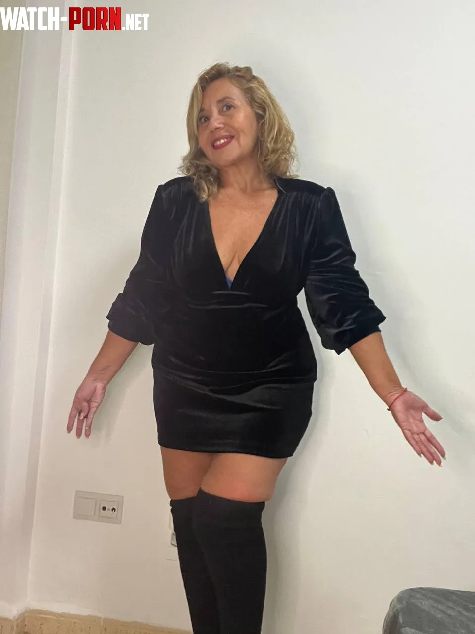 Dressed to impress for our first encounter ready to show you what this MILFs got by ladydazzel