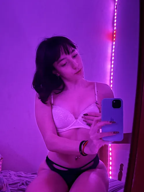 Thumbnail Bold and Beautiful: AshleySanchezx Showcases MirrorSelfie