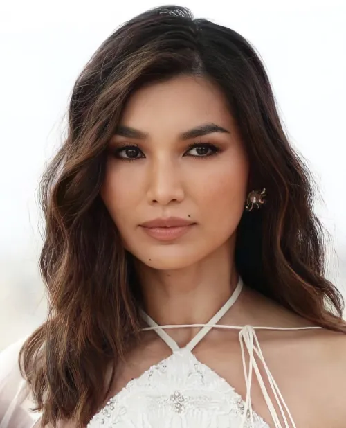 Thumbnail Gemma Chan: An Exquisite Beauty Showcased by Inmotfraypi4nmge