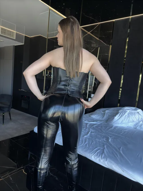 Thumbnail Leather Leggings Charm: Embracing Big Ass Beauty with Navlia