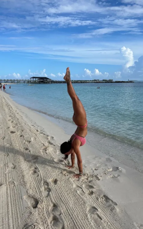 Thumbnail W1ndwardFormation's Beach Handstand in Bikinis