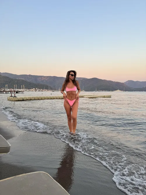 Thumbnail Embracing Femininity on the Beach with melinastaff