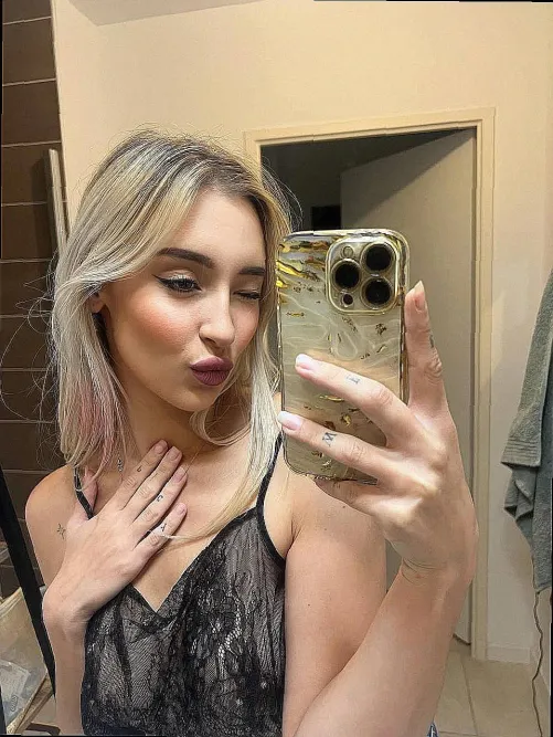 Thumbnail Moon_Ariane Asks: Would You Swipe Left or Right? in MirrorSelfie Category