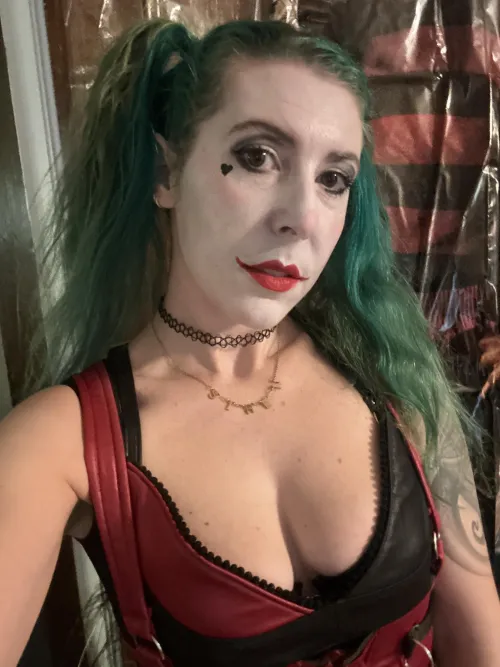 Thumbnail Busty Clown Alert: sirenskiss3's Cleavage Strikes Again