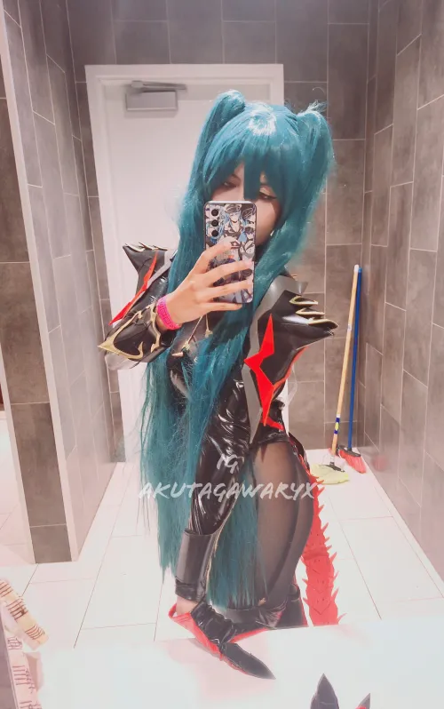 Thumbnail Seductive Succubus: akuxxry's MirrorSelfie Charm