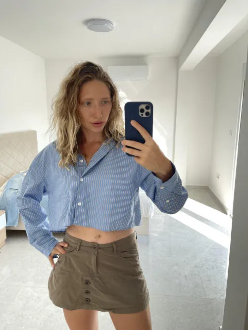 Thumbnail Kkeysi's Sunny Sunday Snapshot: Mirror Selfie Vibes