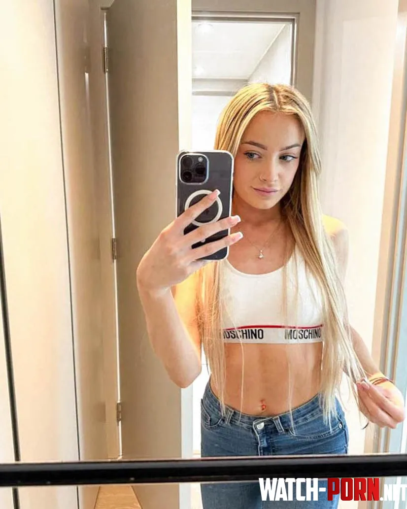 Do I look good in this croptop  by Scarletteee1