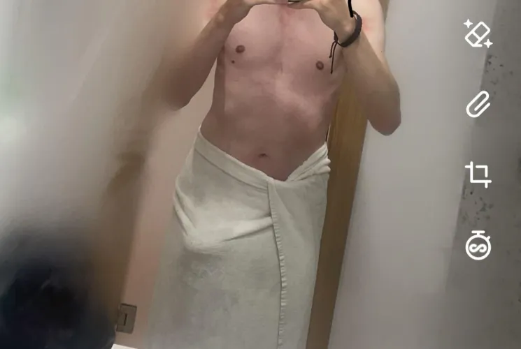 Thumbnail Subject-Emergency424 Urges to 'Lose the Towel' - Bulge Story