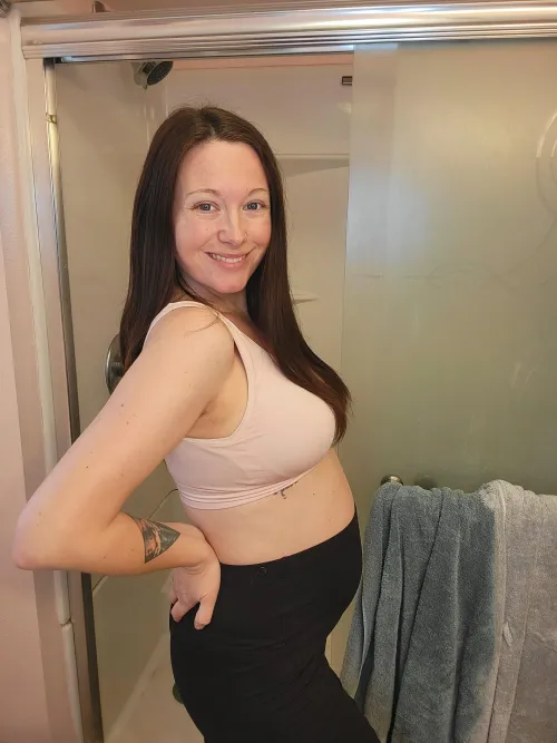 Thumbnail thatcuntrygirl524 Shares Growing Belly at 23 Weeks - PreggoPorn Delight