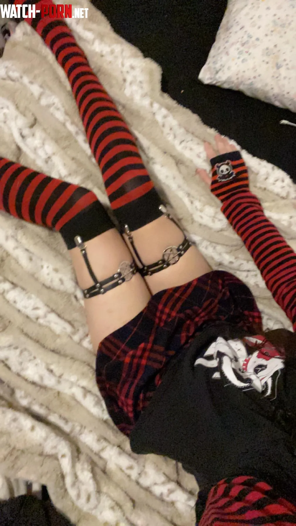 red and black kinda day uwu by FlowerBoy221