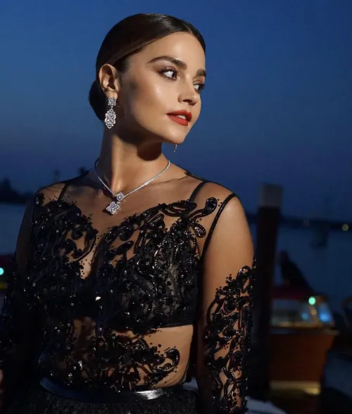 Thumbnail Jenna Coleman's Elegance on Display | Gentlemanboners