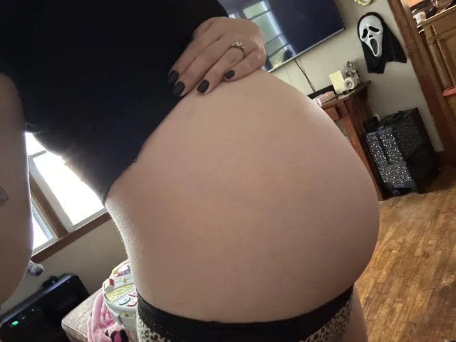 Thumbnail kkaykitten Asks 'How Pregnant Do I Look to You?'