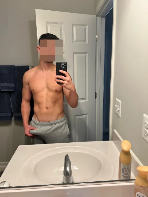 Thumbnail Bulges: Embracing Sweatpant Season at 23 | dlfit4335