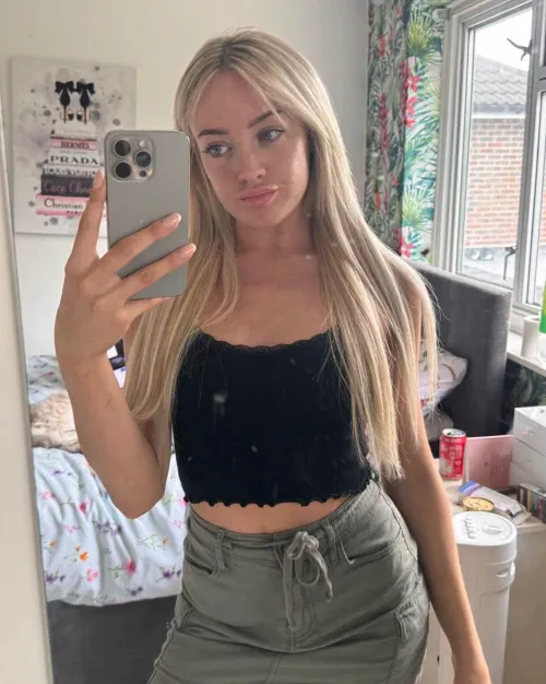 Thumbnail Feel Your Best in a Crop Top: Discover Scarletteee1's Flair