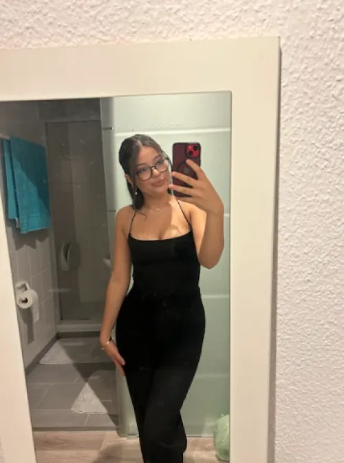 Thumbnail Flexing in Style: KaylaHeart_88's Sensational Tight Dress