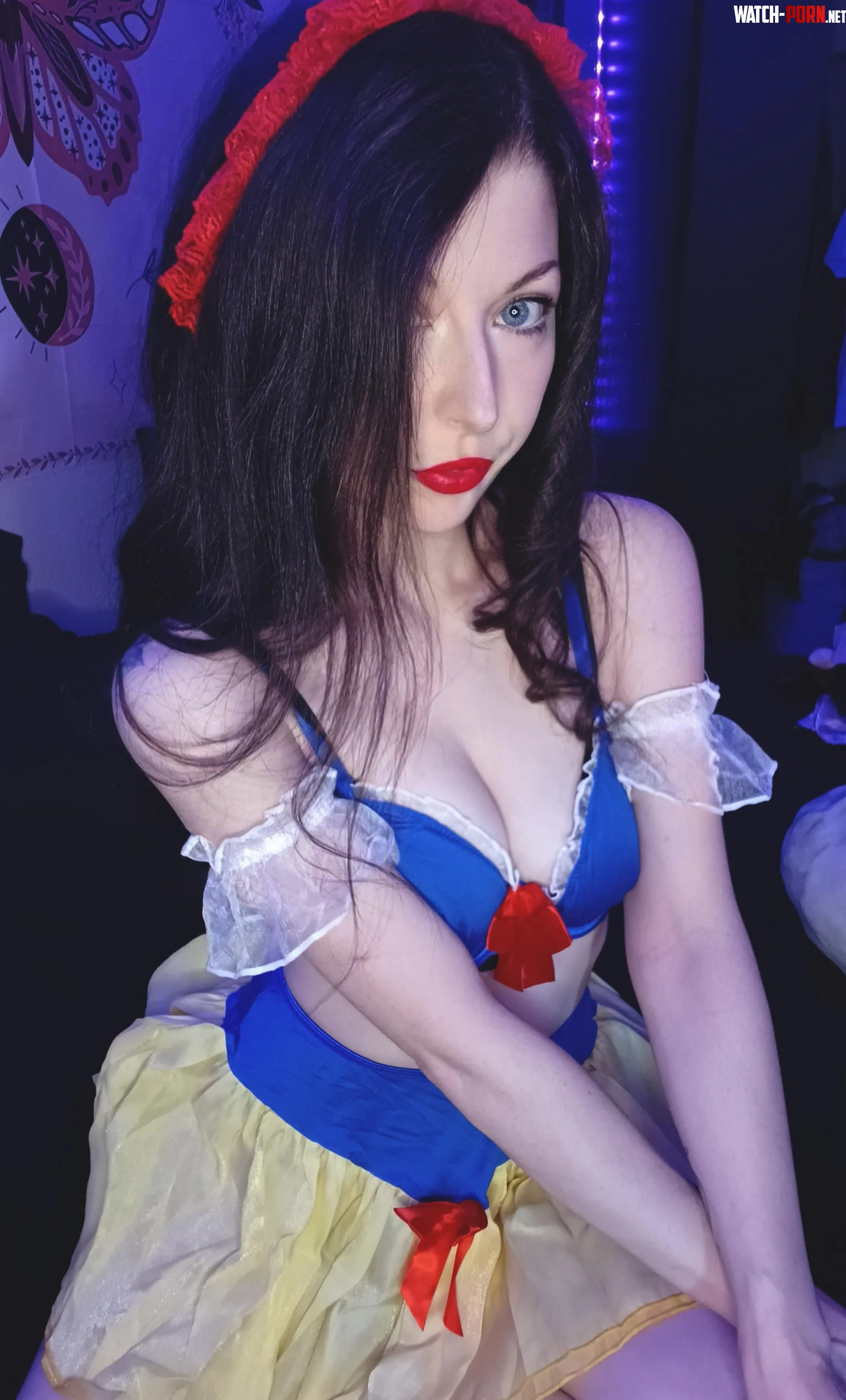 Snow white  by starlitsirenx