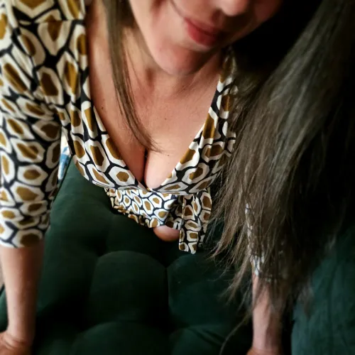 Thumbnail Midday Indulgence: TheVelvetLibrary's Lunchtime Surprise | cleavage