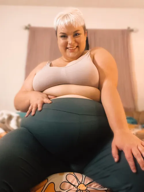 Thumbnail Chubby_Lovey24's Belly Beauty: Leggings Confession