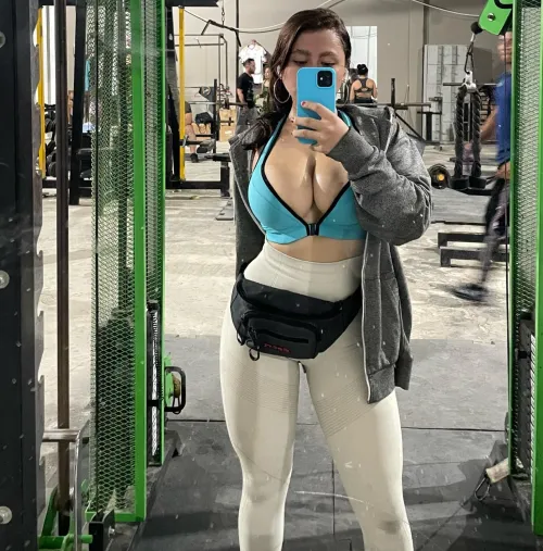 Thumbnail Davidmarkscott1234's Cleavage Gym Dilemma: When Will You Make Your Move? Discover MirrorSelfie