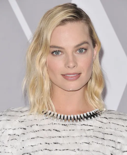 Thumbnail Long_oil_ Showcases Margot Robbie's Beauty