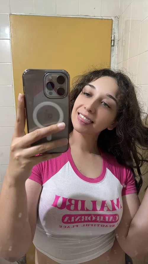 Thumbnail Dreamyycutie's Best Crop Top Selfie Moments Revealed