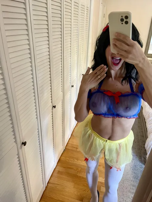 Thumbnail Snow White's Surprise: Witness fitMILFsav's Sheer Revelation