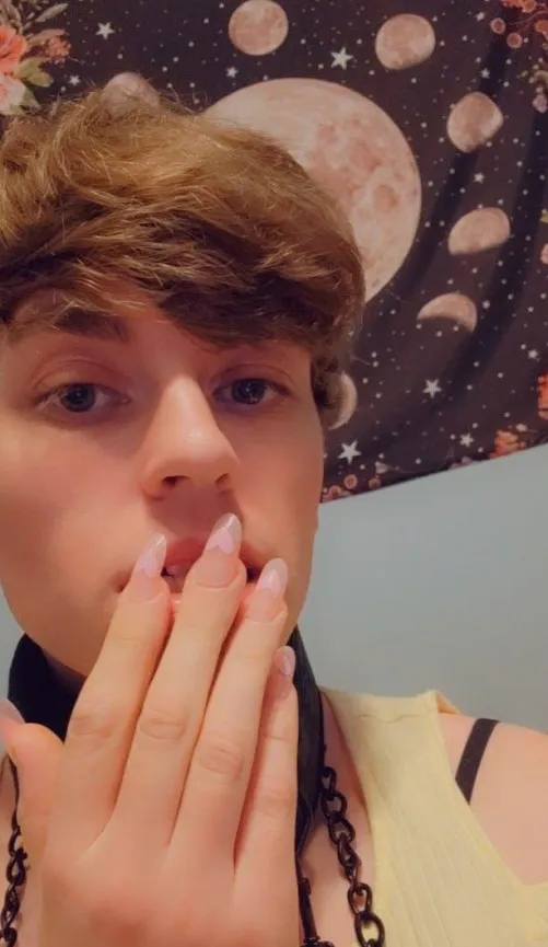 Thumbnail Phakepercs Needs Your Help to Learn Makeup in the femboy Category