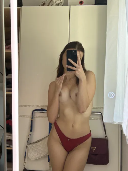 Thumbnail 90 lbs Debate: Reflecting on jess_cutie's Size