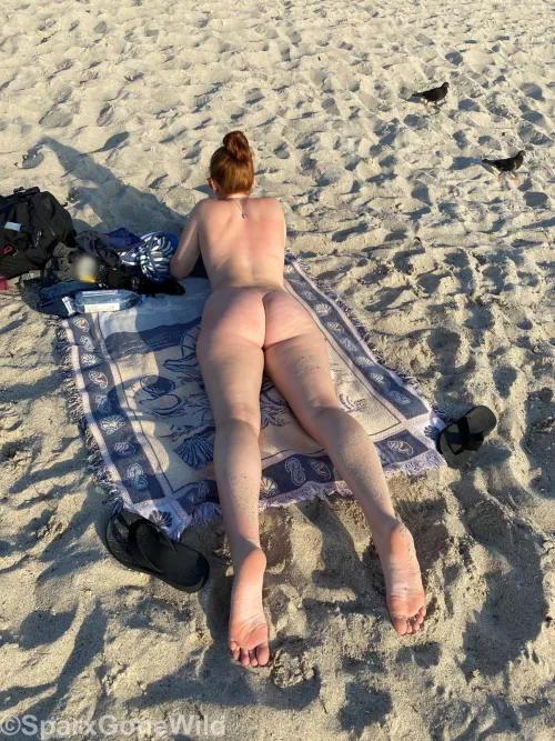 Thumbnail Suns out, buns out: Naughty wives on display - sparxgonewild