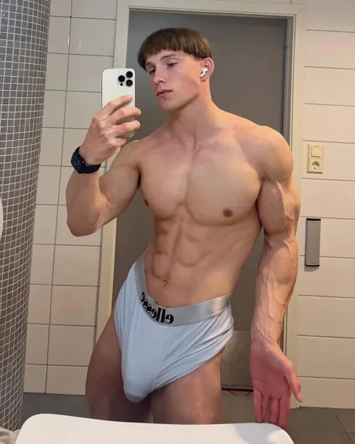 Thumbnail TheOnlyBig-Man Highlights 'Great Abs' in boysgonewild