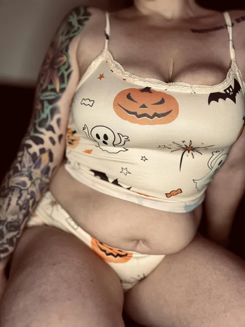 Thumbnail Happy Halloween by Misspixelvixen in SlightlyChubby Category