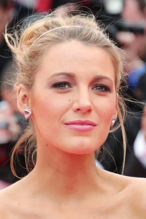 Thumbnail Blake Lively's Beauty Reign: A Visual Delight | veil18